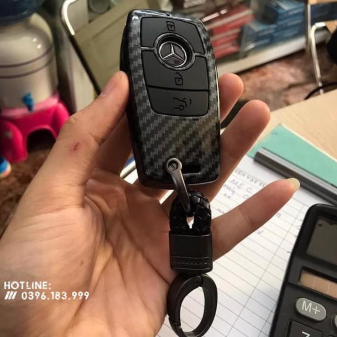 Ốp chìa khóa carbon  xe Mercedes 2020 kèm móc treo chắc chắn, tránh thất lạc chìa khóa