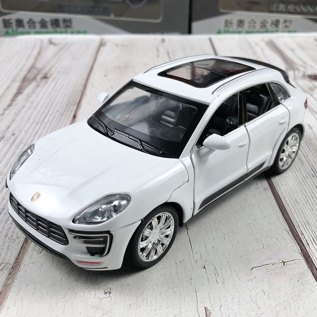 Xe mô hình ô tô Porsche Macan Turbo tỉ lệ 1:32 bằng sắt, có đèn và âm thanh sống đống