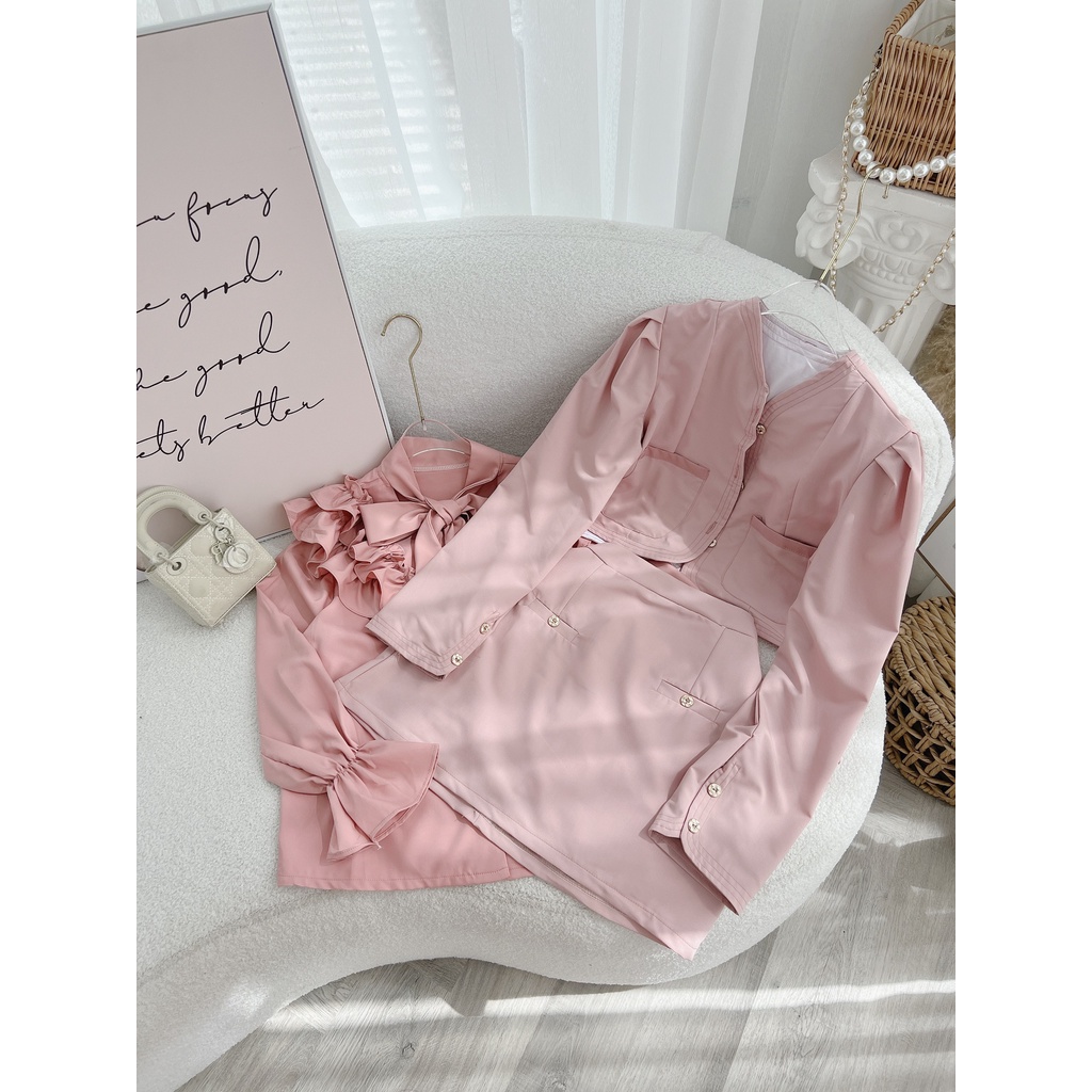 SET 3 MÓN: ÁO SƠ MI BÈO NGỰC THẮT NƠ + ÁO KHOÁC + CHÂN VÁY HỒNG TÚI MỔ