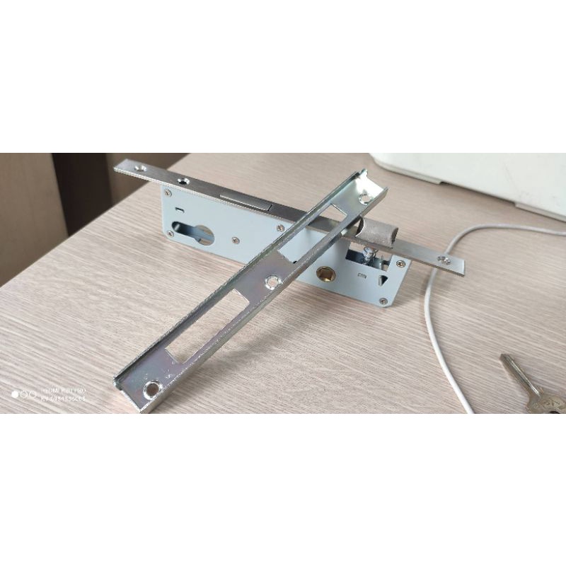 Bộ tay khóa cửa nhựa,  thân khóa