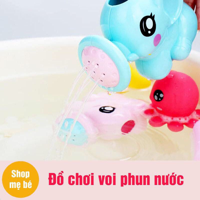 Voi con phun nước tắm cho bé