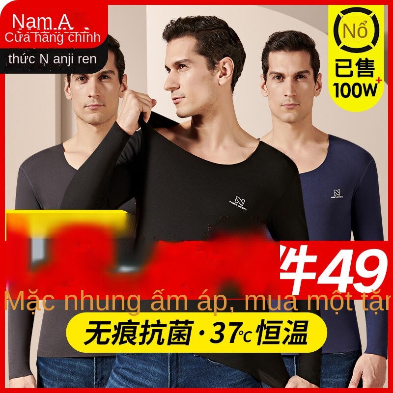 EQuần lót giữ nhiệt Nam Cực của giới đồ sưởi ấm không đánh dấu mặc một chiếc áo khoác mảnh mỏng và sơ mi có đáy bằng nhu