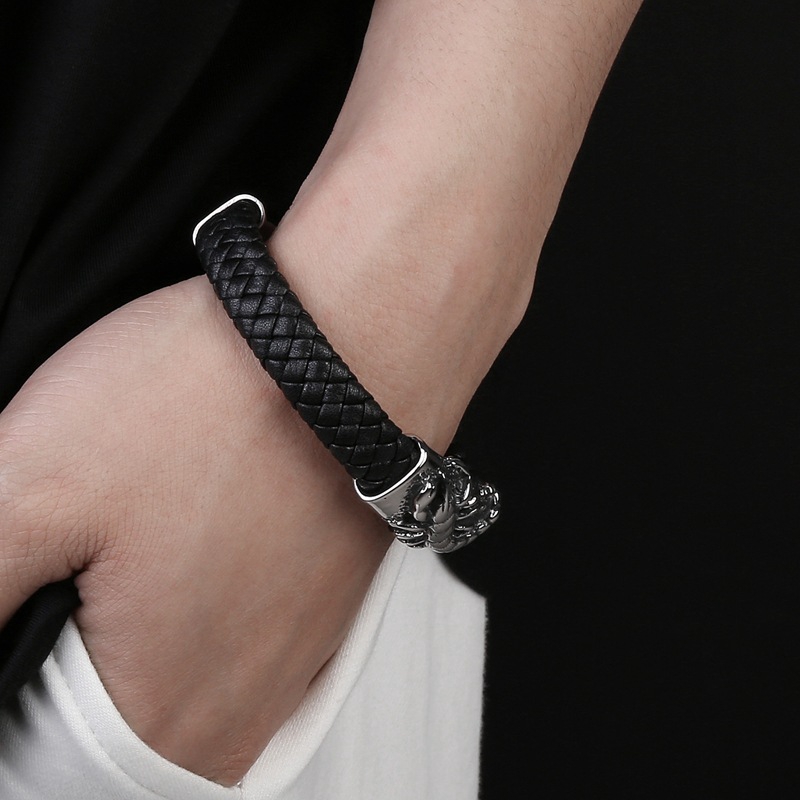 Vòng tay da mặt hình bọ cạp có khóa nam châm dành cho nam