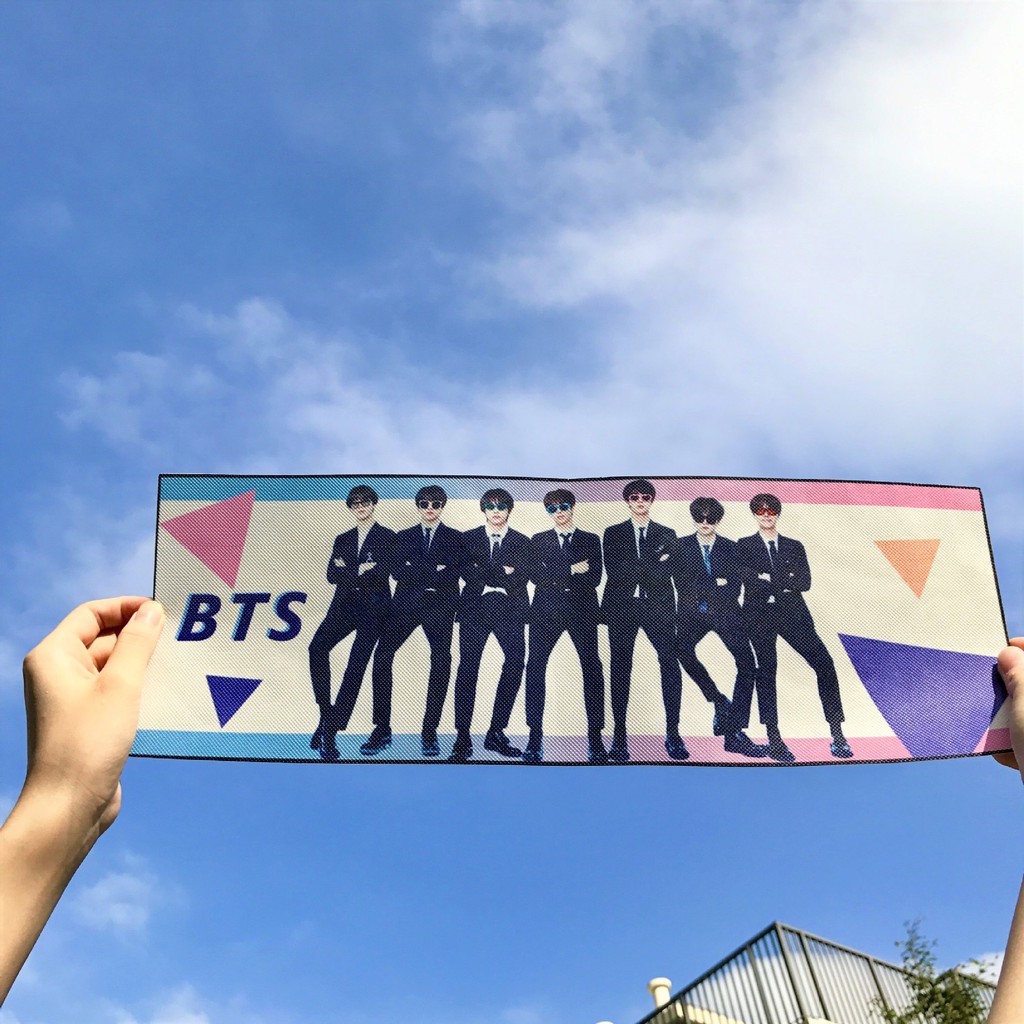 Băng rôn hình nhóm BTS cho fan