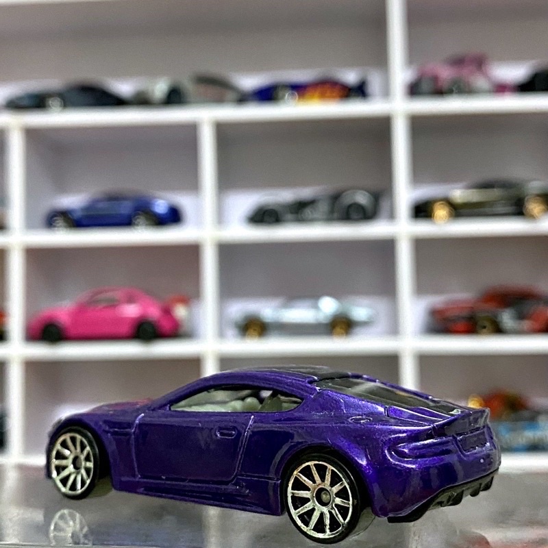 Xe Mô Hình Hot Wheels Aston Martin DBS