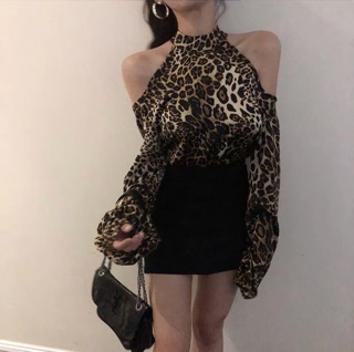 ÁO KHOÉT VAI CỔ YẾM