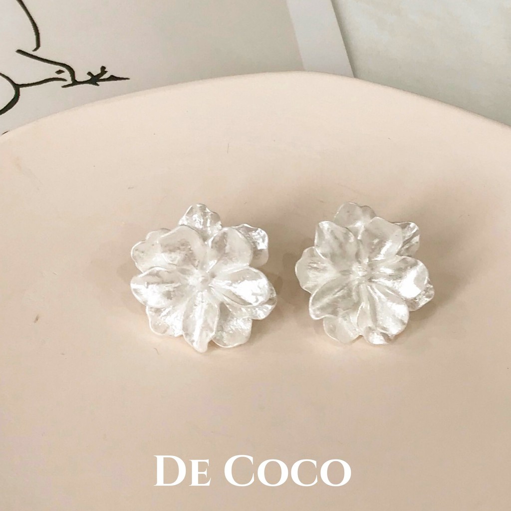 Bông tai khuyên tai hoa trắng xà cừ De Coco