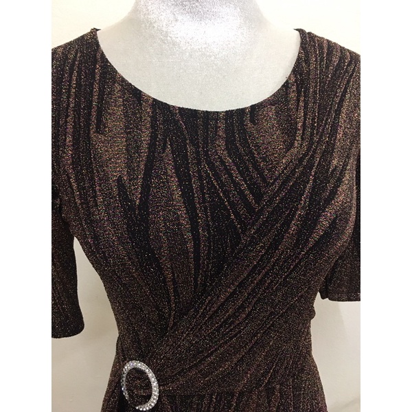 Đầm vạt chéo nơ eo che bụng trung niên màu nâu kim tuyến dáng maxi