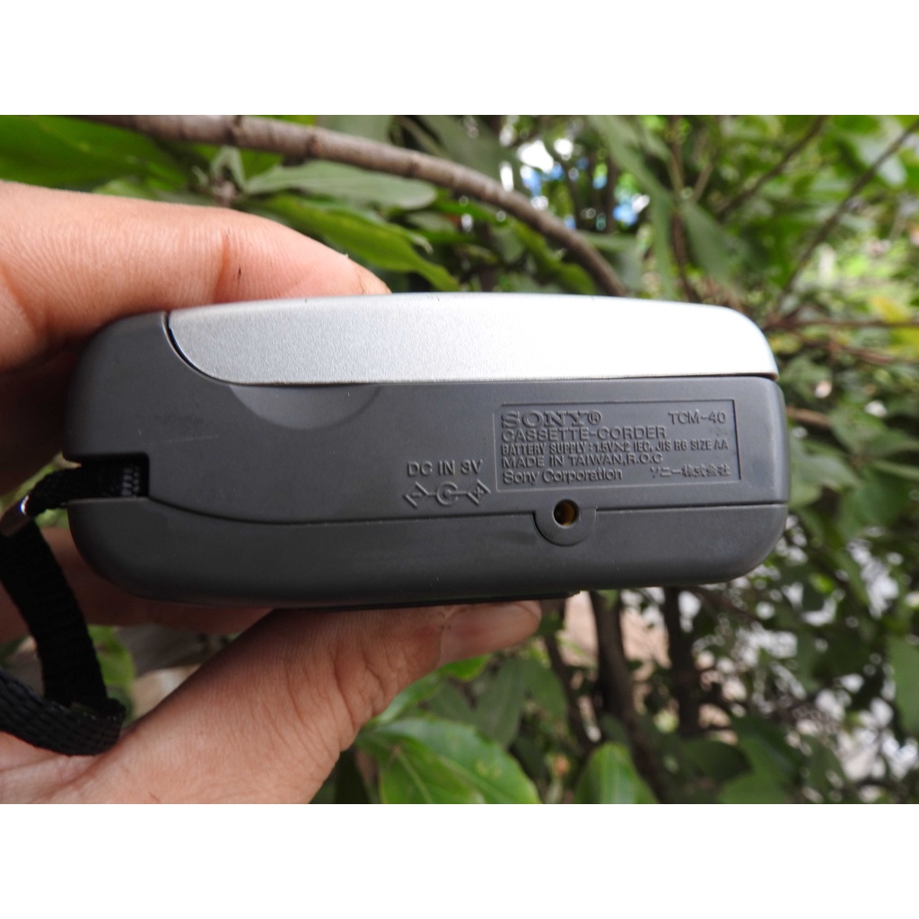 Máy nghe nhạc Cassette Sony TCM-40 có loa ngoài máy còn đẹp kiểu máy đứng cầm đẹp tay