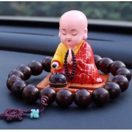 Tượng phật chú tiểu gõ mõ tự động trang trí trên ô tô - bàn làm việc mang lại may mắn, cầu bình an