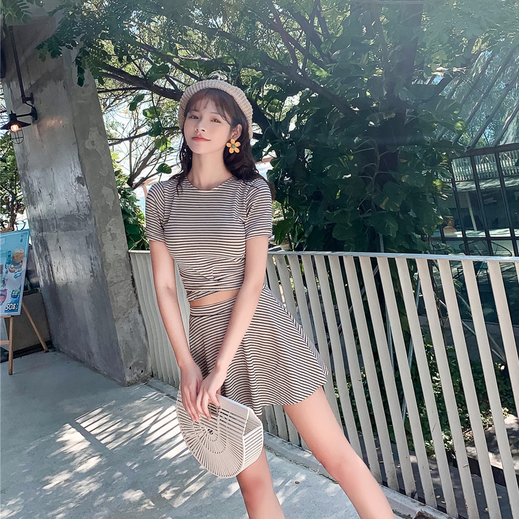 Bộ đồ bơi 2 mảnh kiểu dáng xinh xắn dành cho bạn nữ