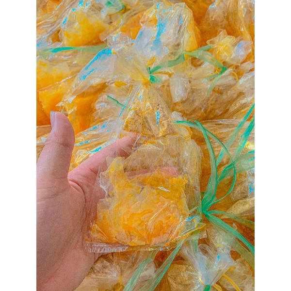 Bánh tráng xâu dầu muối vàng tuổi thơ .