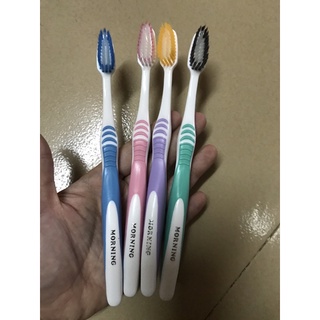 1 cây bàn chải đánh răng lông mềm