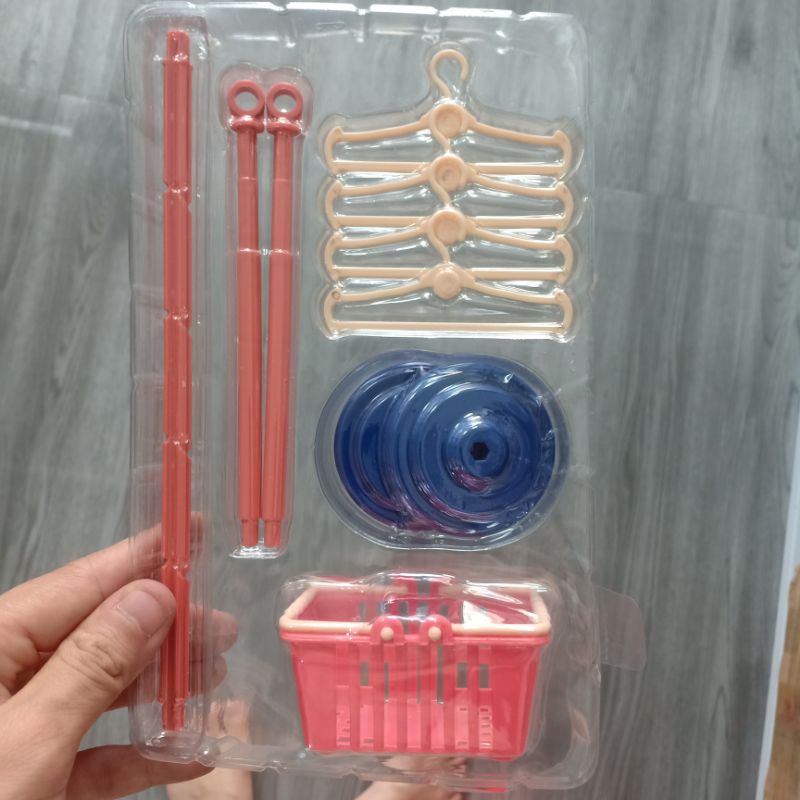 Giá treo quần áo búp bê kèm móc áo và rổ