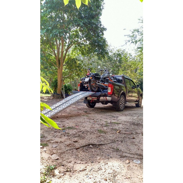 Thang dẫn xe máy lên bán tải.