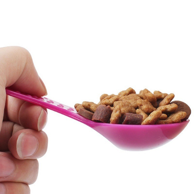Thìa xúc thức ăn cho thú cưng làm từ nhựa kích thước 10.5cm*7.3cm nhiều màu sắc