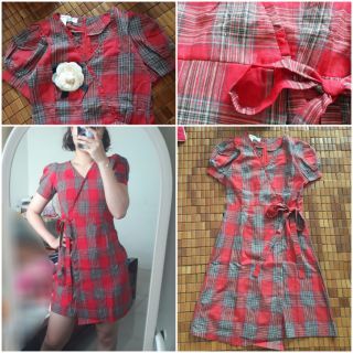 Váy caro đỏ cổ V cài hoa trà