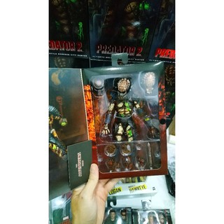 Mô hình NECA Ultimate City Hunter Predator Battle Damage