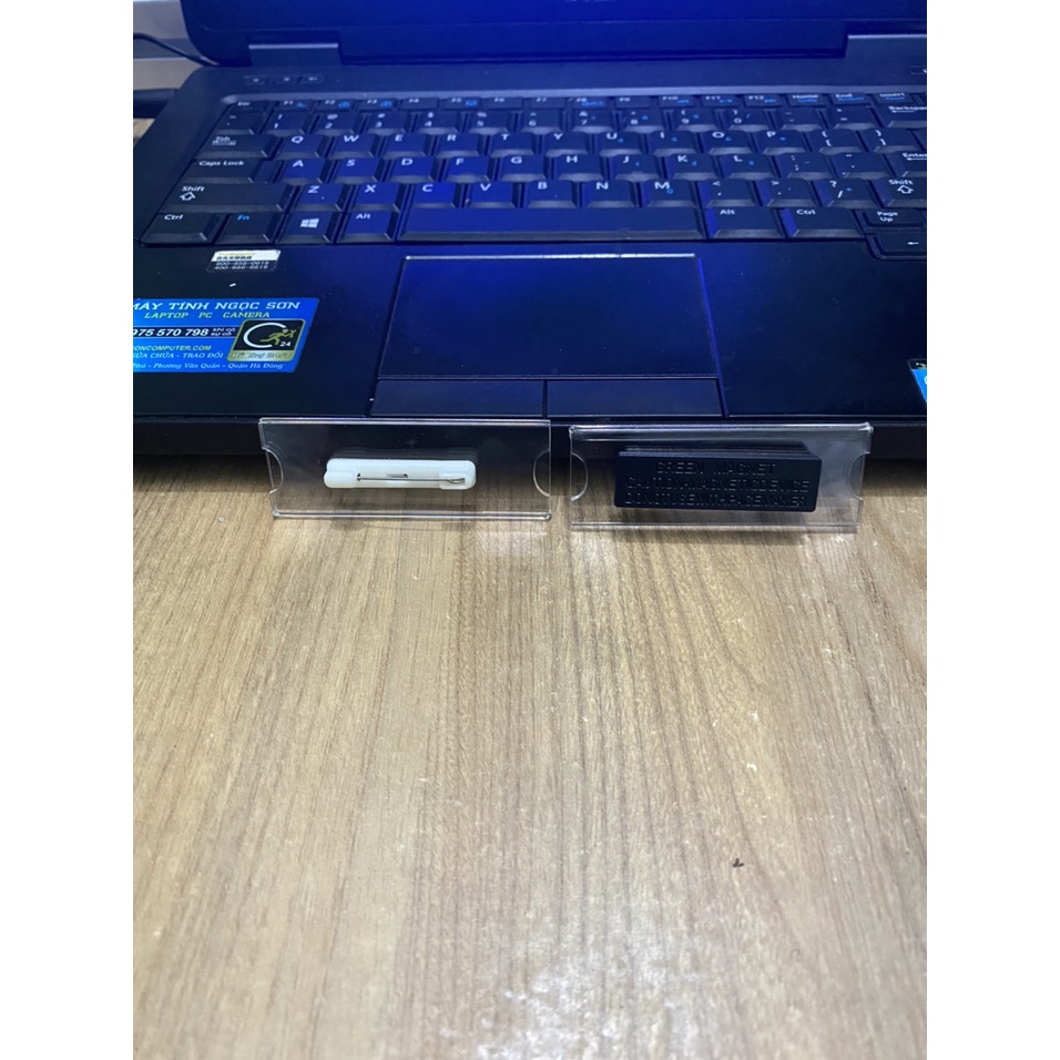 Bảng tên thay tên nhân viên, Biển tên nam châm cài áo