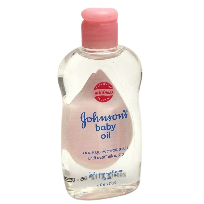 Dầu massage và dưỡng ẩm Baby Oil Johnson.