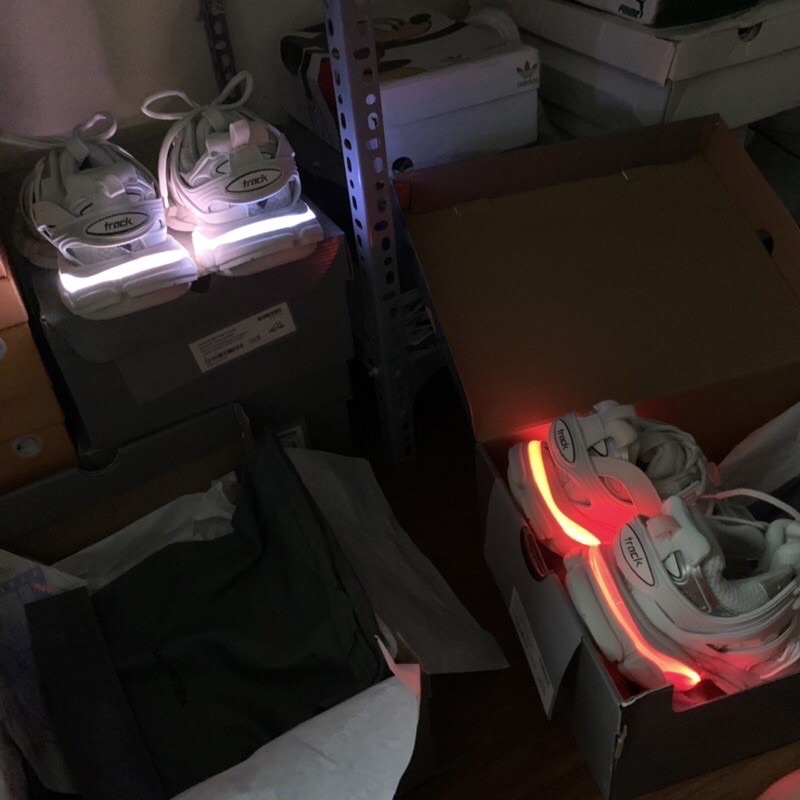 GIÀY BA.LEN TRACK LED LAI AU ĐỈNH CAO