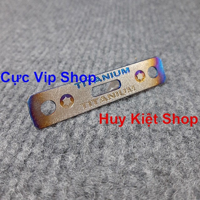(Sử Dụng Cho Mọi Loại Xe) Logo Titanium Tem Kẹp Dè Chữ Đẳng Cấp