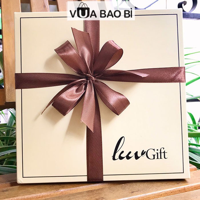 Hộp đựng quà vuông màu trắng sữa - hộp quà sang trọng LuvGift kèm nơ rơm lót