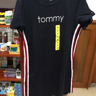 Đầm Tommy dạng suông dễ mặc đi chơi du lịch, độ co giãn tốt, chất thun dầy dặn dọc theo đường trong đẹp kết hợp giày thể