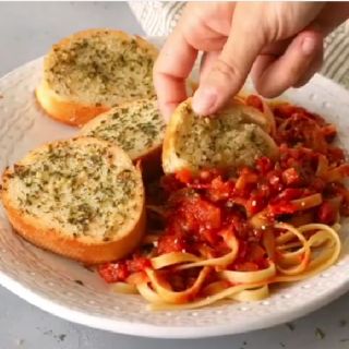 Cách làm Garlic Bread với nguyên liệu 7k bánh mì bơ tỏi