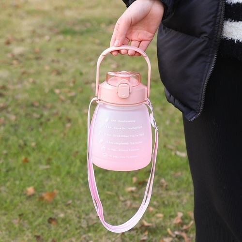 Bình đựng nước có vạch báo giờ uống nước 1300ml, có ống hút khi bật nắp quai xách và dây đeo (tặng Sticker dán)