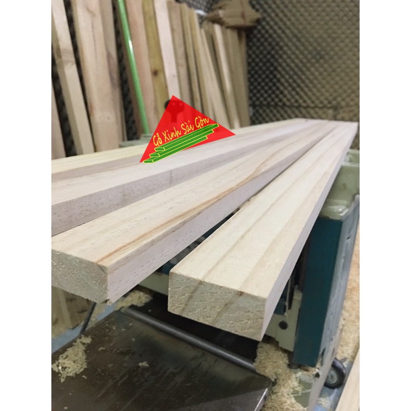 Thanh gỗ thông vuông 2x4cm, dài 1m bào láng 4 mặt