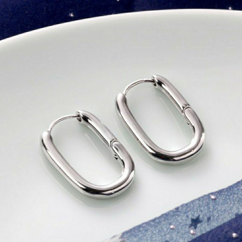 Khuyên tai vuông Seok Kyung Penthouse