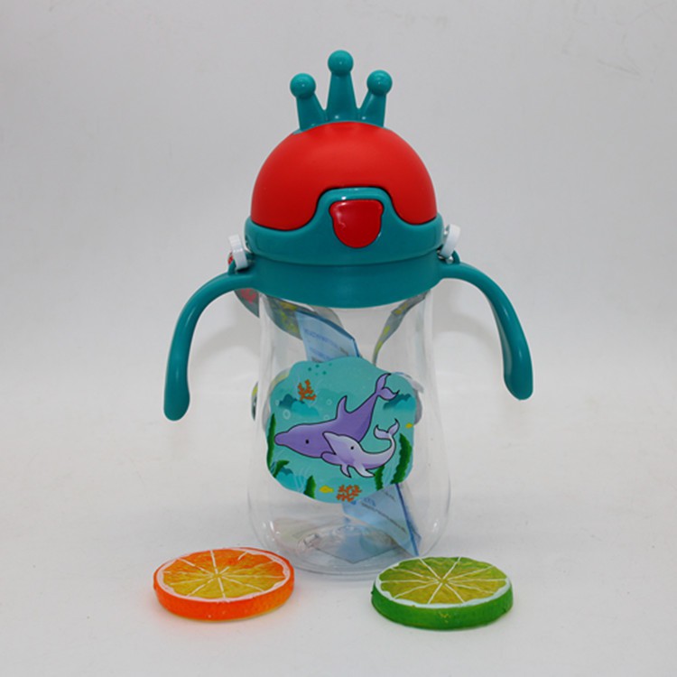 Bình ống hút tay cầm hình vương niệm cho bé