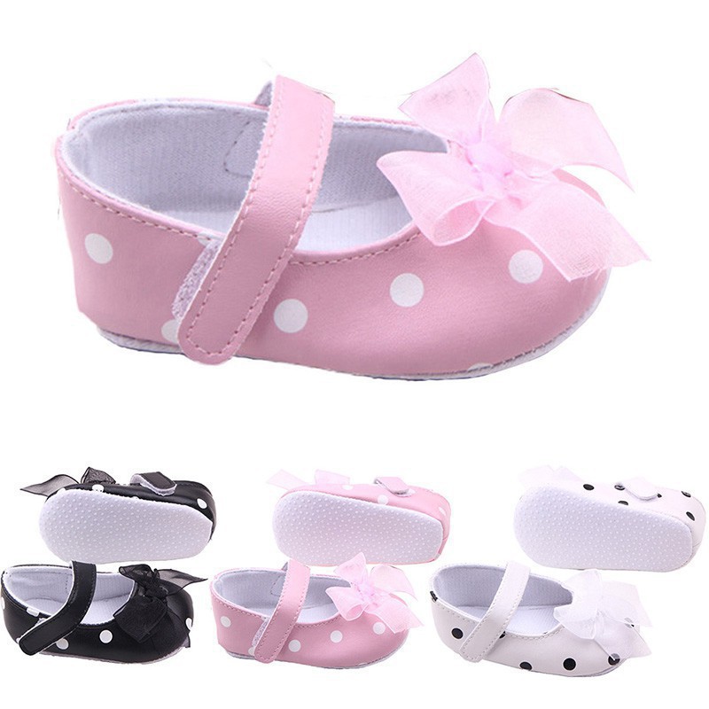 Đôi giày mềm mại hoạ tiết chấm bi trang trí nơ xinh xắn cho bé