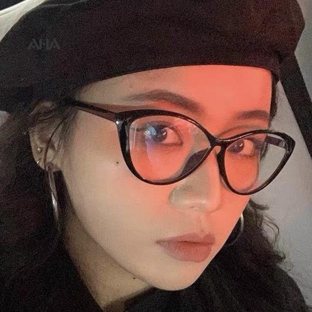 Kính mắt mèo AHA OFFICIAL gọng đen phong cách retro dùng làm đạo cụ chụp ảnh thời trang cho nữ