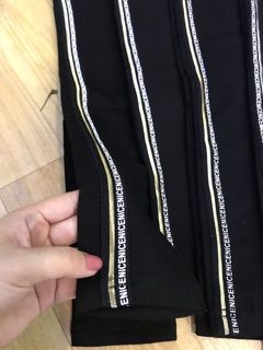 Quần legging chữ sọc