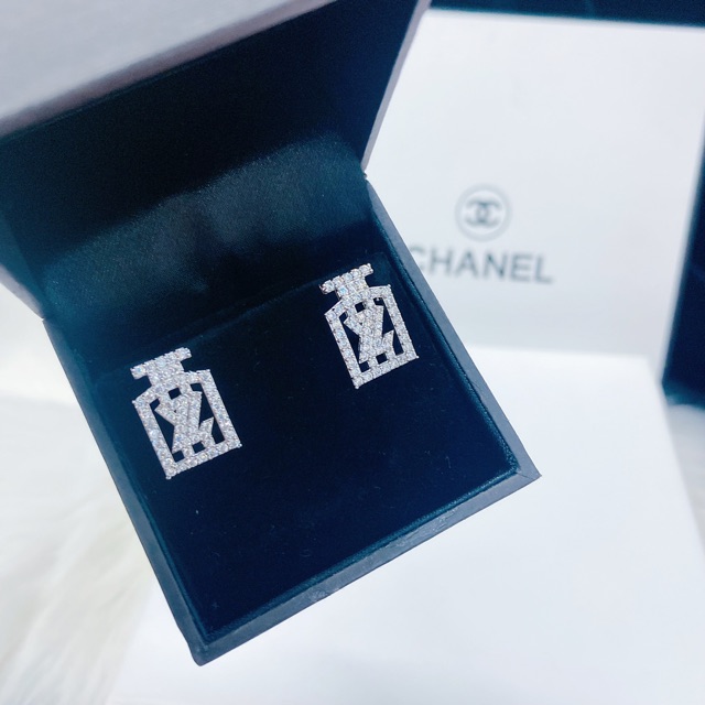 Bông tai hiệu mạ bạch kim