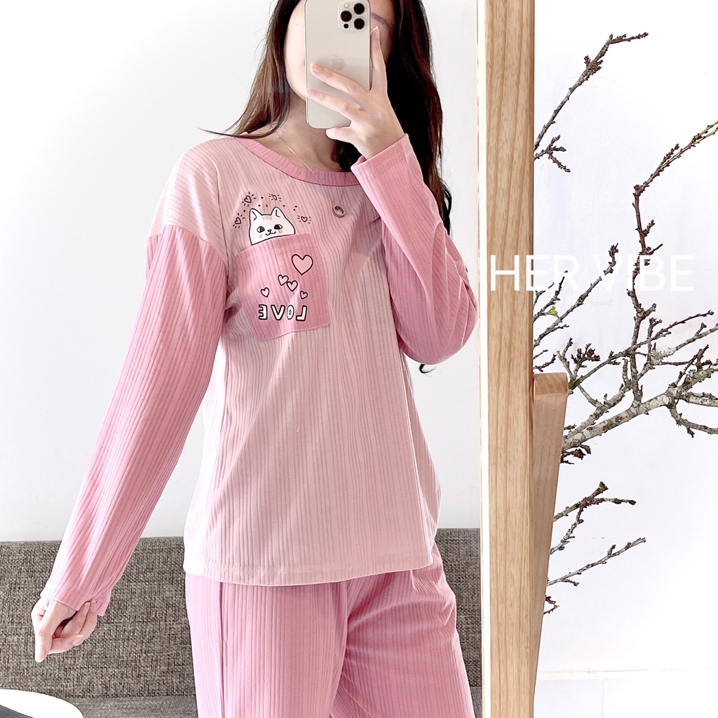 Bộ ngủ thu đông mẫu kẻ phối hình gấu dễ thương tay dài quần dài chất dày ấm Her Vibe