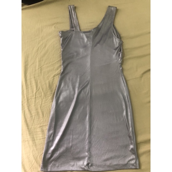 Đầm body lệch vai metalic, chất co giãn nhẹ. Party vibe