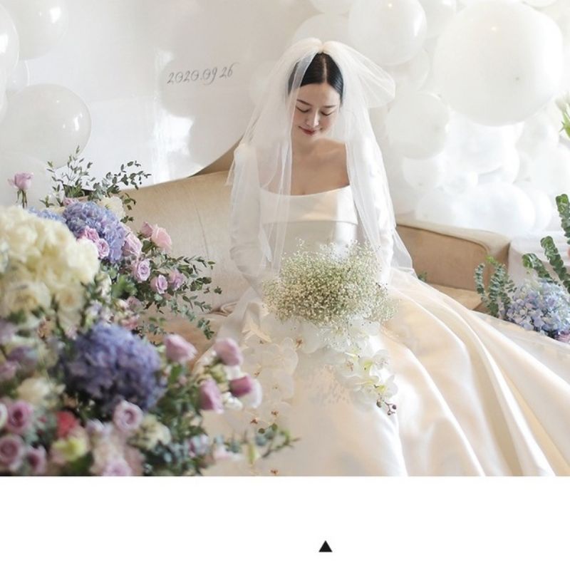 Váy cưới satin có thể mặc với tùng phồng to sang trọng. Thiết kế cổ vuông tay dài, váy đi bàn dress 47