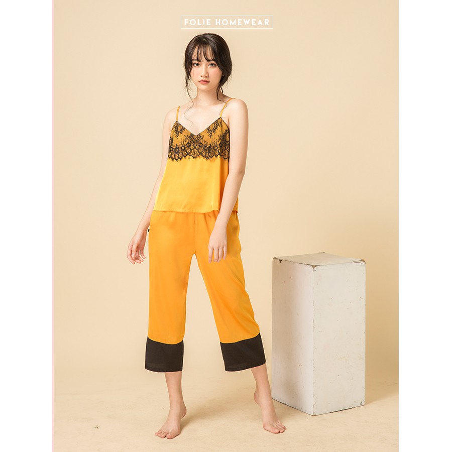 Folie Homewear đồ mặc nhà áo hai dây quần lửng lụa FB54.1