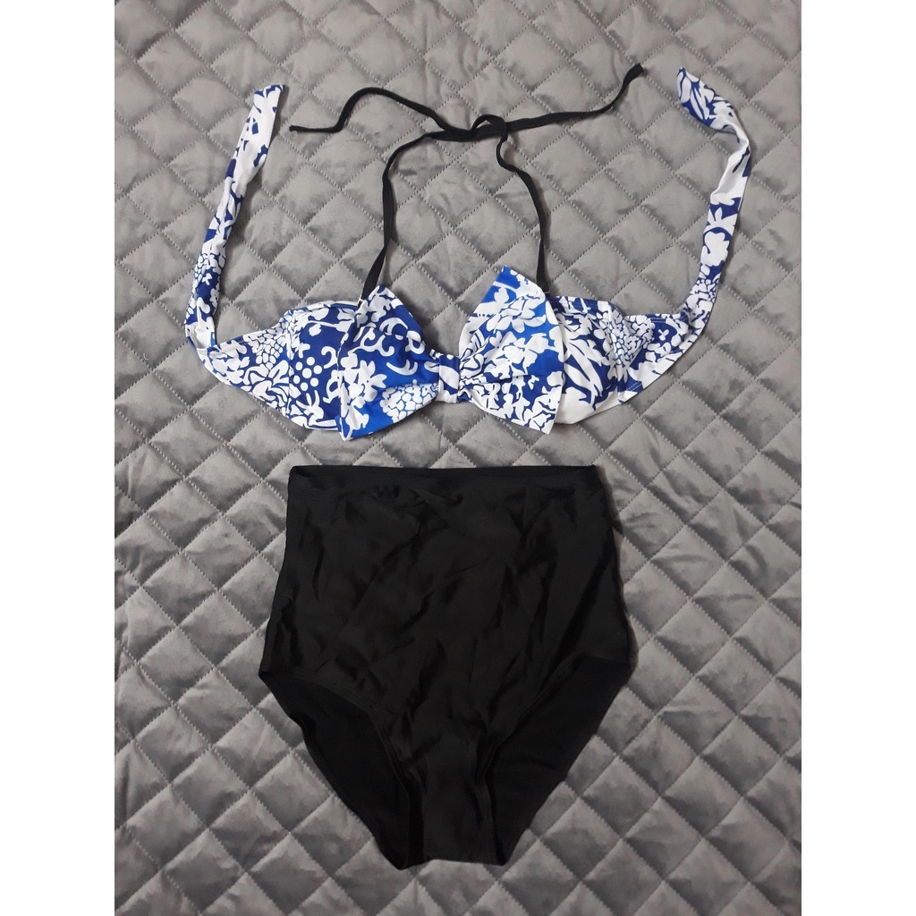 BỘ BIKINI HOA TRẮNG XANH DỄ THƯƠNG