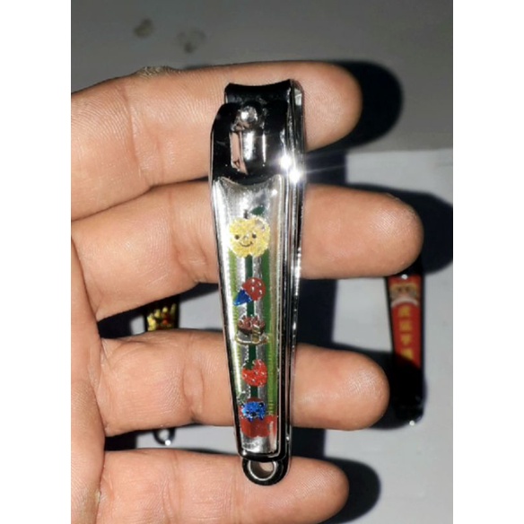 Một cái bấm cắt móng tay hoặc móng chân bằng thép không gỉ dài 8cm