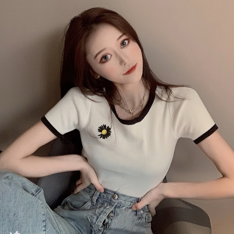 Áo Thun Ngắn Tay Thêu Hoa Cúc Nhỏ Xinh Xắn Cho Nữ