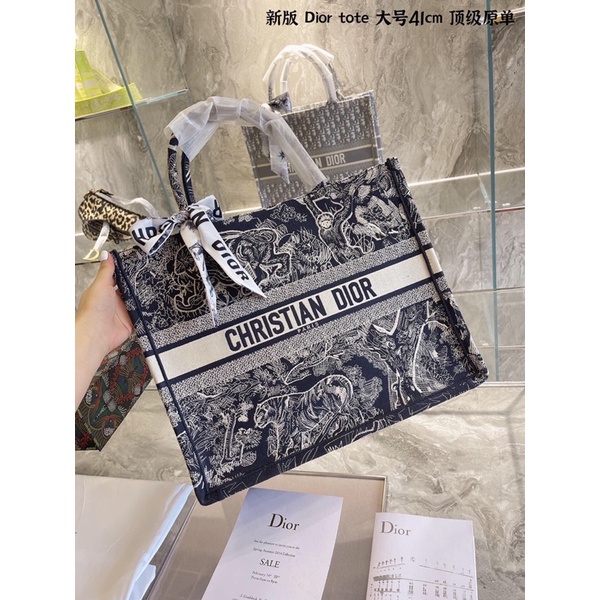 Túi mua sắm thêu động vật Dior Booktote rất đẹp tay cầm cuốn khăn lụa dior CD