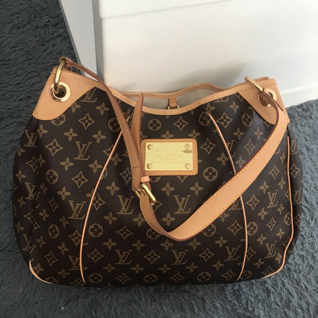 Túi si LV da thật 100%, size 40 mới gần như 100%,hàng trưng bày