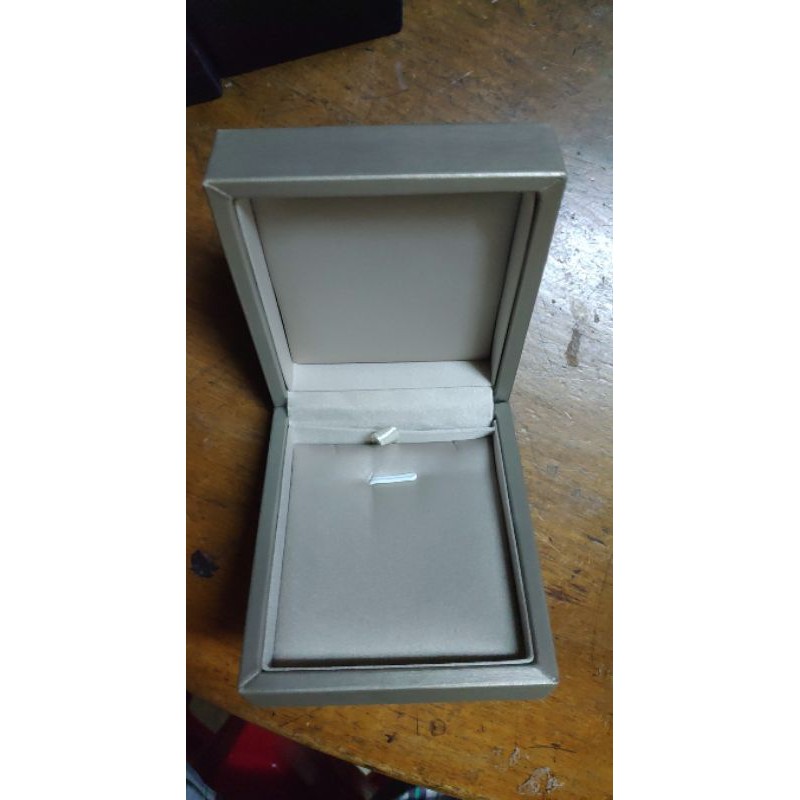 Hộp trưng bày trang sức cao cấp.