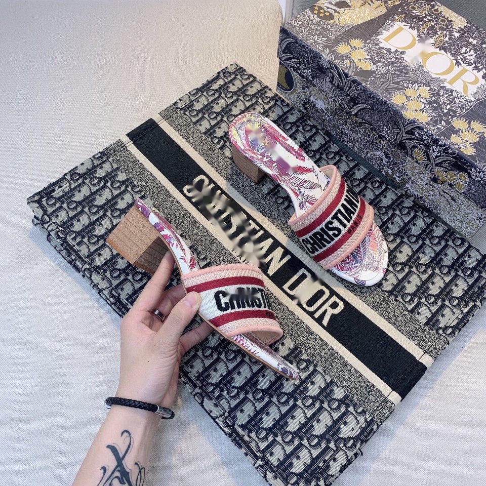 Dép Sandal Gót Vừa Dày Vừa Thêu Chữ d Bằng Da Phong Cách Mùa Hè 2021