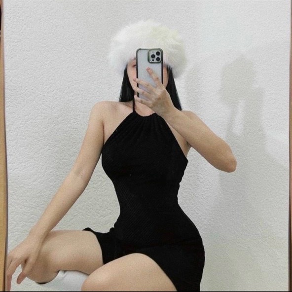 Đầm yếm nhung lụa hở lưng dáng xòe trơn xẻ tà nhẹ cực sexy , chất nhung mềm mát ly