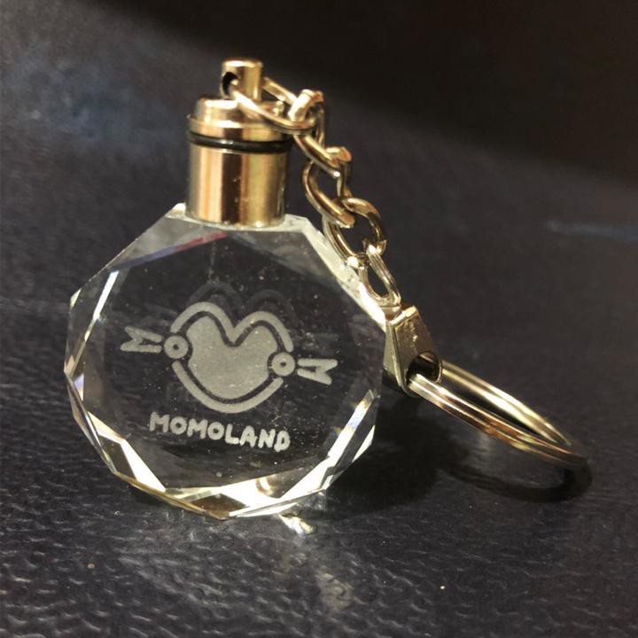 Móc khóa Momoland thủy tinh phát sáng pha lê thủy tinh keychain ảnh thần tượng nhóm nhạc hàn quốc